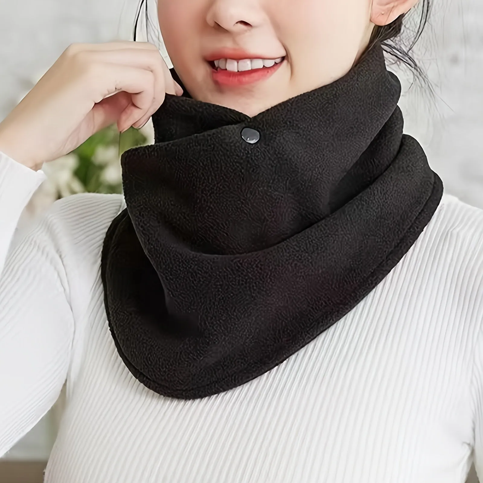 Elegant Windproof Neck Warmer: Chic Knit, Velvet-Lined for Ultimate Warmth & Style on Winter Nights